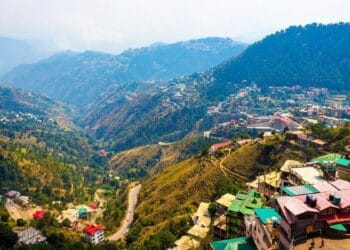 पहाड़ घूमने निकले थे दो परिवार, खाई में समा गई गाड़ी… 8 लोगों की तलाश में रेस्क्यू ऑपरेशन जारी