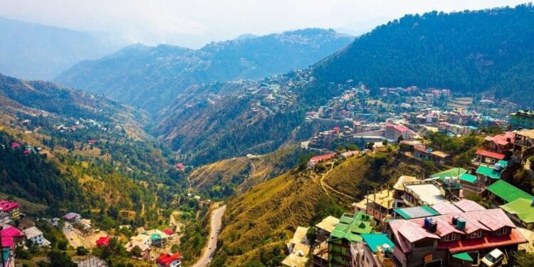 पहाड़ घूमने निकले थे दो परिवार, खाई में समा गई गाड़ी… 8 लोगों की तलाश में रेस्क्यू ऑपरेशन जारी