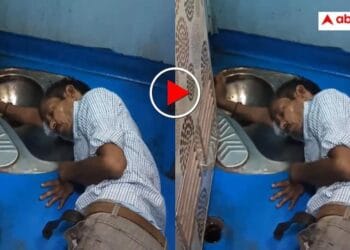 ‘इतनी भी नहीं पीनी थी चाचा’ गटर में लेटकर सफर करता दिखा बेवड़ा, यूजर्स ने ले ली मौज