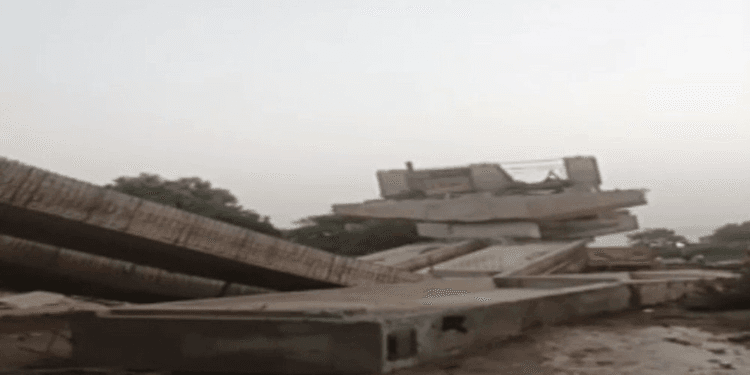 गुजरात के आणंद में निर्माणाधीन रेलवे ओवरब्रिज का गर्डर गिरा, कोई हताहत नहीं