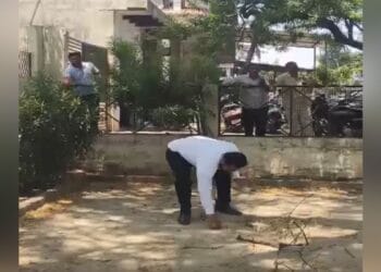 बुलंदशहर में आसमान से बरसे 500-500 के नोट… 53 सेकेंड के VIDEO ने इंटरनेट पर मचा दी हलचल