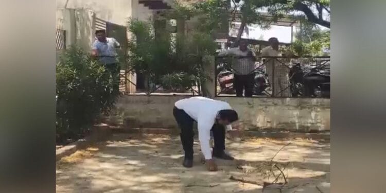 बुलंदशहर में आसमान से बरसे 500-500 के नोट… 53 सेकेंड के VIDEO ने इंटरनेट पर मचा दी हलचल