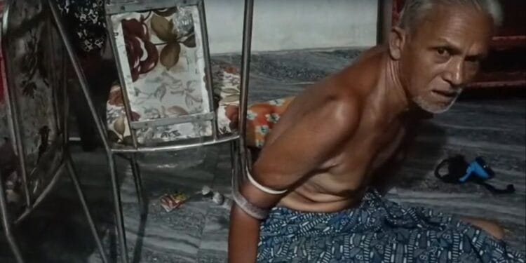 जहरीला सांप हाथ में लिपटा था, बुजुर्ग हिल भी नहीं सके… जिंदगी के सबसे खौफनाक 4 घंटों की कहानी