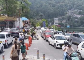 वीकेंड पर थमा नैनीताल! माल रोड बनी पार्किंग, घंटों जाम में फंसे पर्यटक और स्थानीय लोग, Video