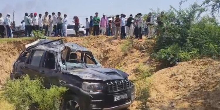 मेहंदीपुर बालाजी से लौट रहे दोस्तों की स्कॉर्पियो पलटी, एक की मौत, 6 घायल