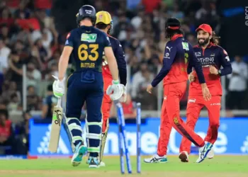 RCB vs GT Final: हेजलवुड, भुवनेश्वर और रसिख डार की कहर बरपाती गेंदबाजी, पाटा विकेट पर आरसीबी ने गुजरात को 155 रन पर रोका