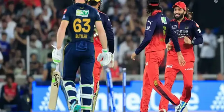 RCB vs GT Final: हेजलवुड, भुवनेश्वर और रसिख डार की कहर बरपाती गेंदबाजी, पाटा विकेट पर आरसीबी ने गुजरात को 155 रन पर रोका