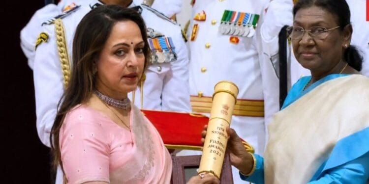 हेमा मालिनी ने कहा, ‘मुझे अपने पति धर्मेंद्र जी की ओर से पद्म विभूषण प्राप्त करते समय उनकी उपस्थिति महसूस हुई’