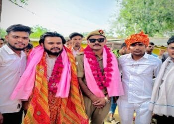 आगरा में सिपाही का भौकाली स्वागत… दर्जनों कार और बाइकों के साथ गांव में निकला जुलूस