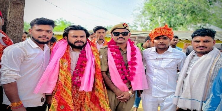 आगरा में सिपाही का भौकाली स्वागत… दर्जनों कार और बाइकों के साथ गांव में निकला जुलूस