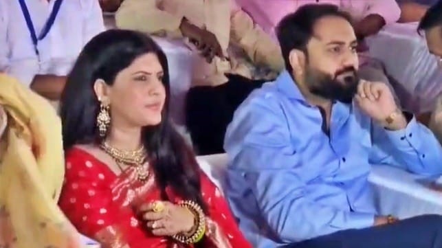 मेरठ और फर्रुखाबाद के जिला पंचायत अध्यक्षों ने रचाई शादी, सात फेरे लेने के बाद नौचंदी मेले पहुंचे गौरव और मोनिका