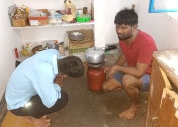 महंगे हुए सिलेंडर की मार! छात्रों ने छोड़ा सब्जी-रोटी का नाश्ता, अब सिर्फ केला दूध से चला रहे काम