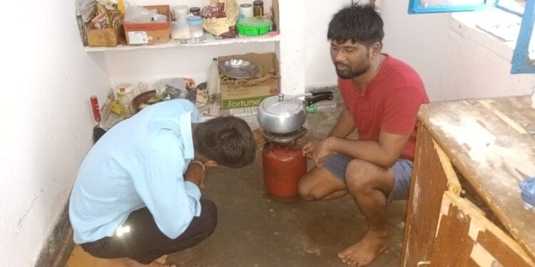 महंगे हुए सिलेंडर की मार! छात्रों ने छोड़ा सब्जी-रोटी का नाश्ता, अब सिर्फ केला दूध से चला रहे काम