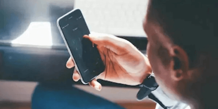 ‘अपनी मम्मी से बात कराओ’, पुलिसकर्मी ने आधी रात लड़की को लगाया फोन, बात नहीं कराई तो दीं गालियां