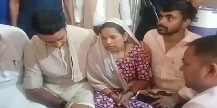 सूर्या चौहान हत्याकांड में सियासत और प्रशासनिक कार्रवाई तेज, पीड़ित परिवार से मिले संगीत सोम, आरोपी असद के मकान पर चस्पा नोटिस