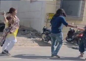 होटल में पति के साथ मिली गर्लफ्रेंड, फिर बाल पकड़कर हुई मारपीट, वीडियो