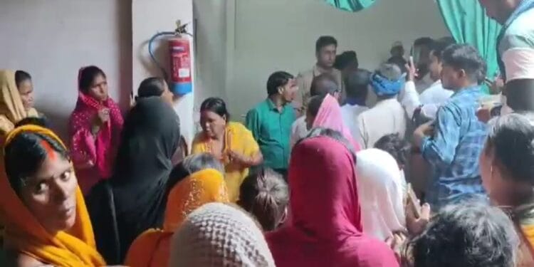 UP: प्रसव के दौरान आशा वर्कर की मौत, डेड बॉडी ऑपरेशन टेबल पर छोड़कर भागा स्टाफ