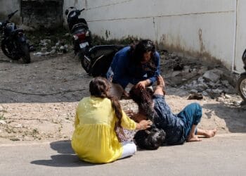 होटल के कमरे में खुला राज, फिर सड़क पर भिड़ीं पत्नी और प्रेमिका, देखते रह गए लोग