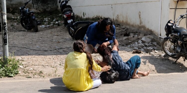 होटल के कमरे में खुला राज, फिर सड़क पर भिड़ीं पत्नी और प्रेमिका, देखते रह गए लोग