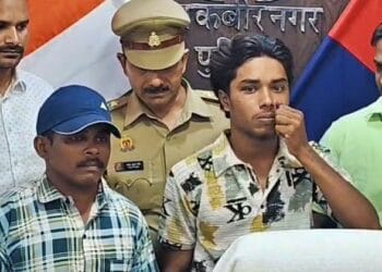 पुलिस कस्टडी में ‘मूंछों पर ताव’! महिला से चेन लूटने वाले शातिर बदमाशों की कैमरे के सामने हेकड़ी