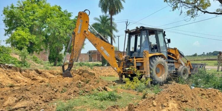 संभल में इतिहास पलटेगा: कब्रिस्तान से मुक्त हुई सरकारी जमीन पर बसेगा 1978 का दंगा पीड़ित परिवार, खुद प्रशासन देगा पट्टा