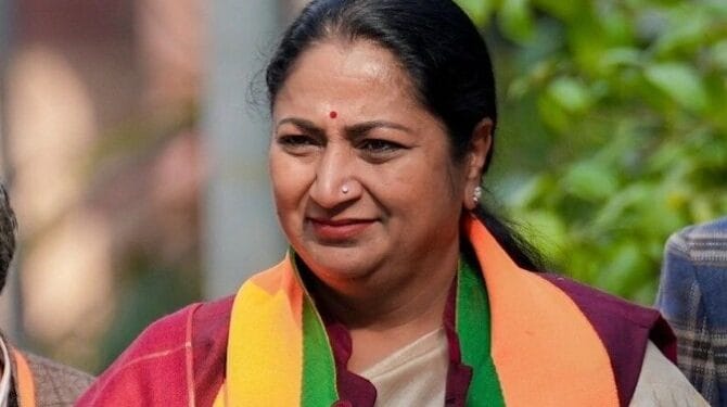 CM रेखा गुप्ता का बड़ा एक्शन, 40 से अधिक डॉक्टरों और अफसरों का ट्रांसफर
