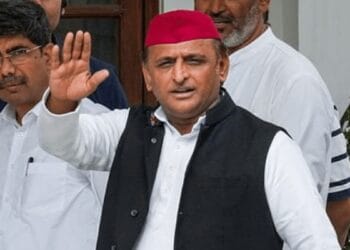 सीट सर्वे पर अड़े अखिलेश तो सिफारिश के चेहरों को टिकट के लाले