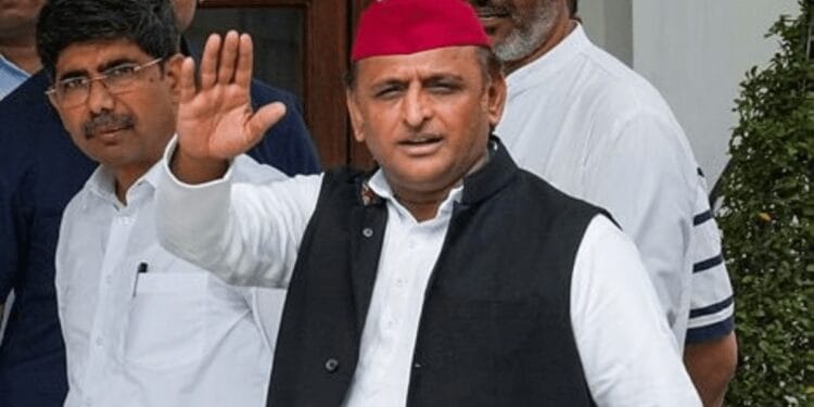 सीट सर्वे पर अड़े अखिलेश तो सिफारिश के चेहरों को टिकट के लाले