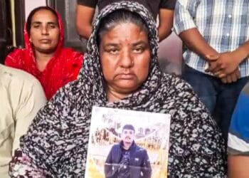 एक महीने से नहीं सुनी बेटे की आवाज, फोन की हर घंटी पर दौड़ पड़ती है मां, जानें क्या है मामला