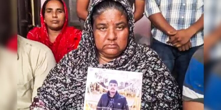 एक महीने से नहीं सुनी बेटे की आवाज, फोन की हर घंटी पर दौड़ पड़ती है मां, जानें क्या है मामला