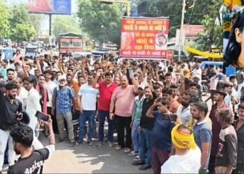यूट्यूबर मानसी की मौत पर कानपुर में उबाल: शव यात्रा में ‘योगी जी न्याय दो’ के पोस्टर लेकर सड़कों पर उतरे हजारों लोग, लखनऊ पुलिस पर लगाए आरोप