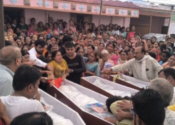 पिता के सामने उठीं बेटे-बहू और पोतों की अर्थियां, 5 दिन बाद गांव पहुंचे शव… अंतिम यात्रा देख रो पड़ा पूरा इलाका