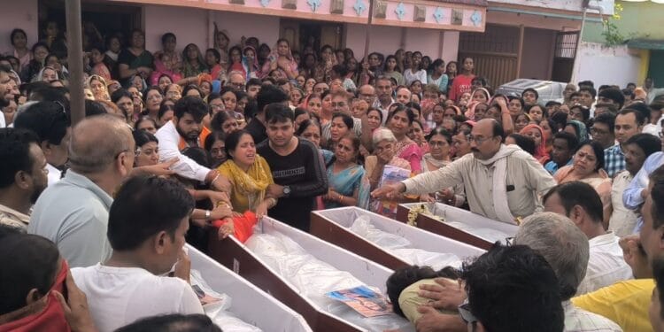 पिता के सामने उठीं बेटे-बहू और पोतों की अर्थियां, 5 दिन बाद गांव पहुंचे शव… अंतिम यात्रा देख रो पड़ा पूरा इलाका