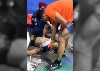 खिलाड़ी को आया हार्ट अटैक, बीच मैदान डॉक्टरों ने CPR देकर बचाई जान- VIDEO