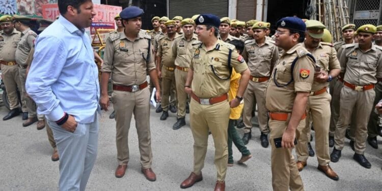 गाजियाबाद में ‘ऑपरेशन क्लीन स्वीप’: 3 अवैध मदरसे सील, थानों में तख्ती लेकर पहुंचे 80 हिस्ट्रीशीटर; सूर्या हत्याकांड के बाद खोड़ा में एक्शन