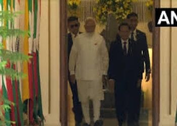 जिसे पागलों की तरह डरा रहा चीन, वो अचानक मोदी से मिलने आया!