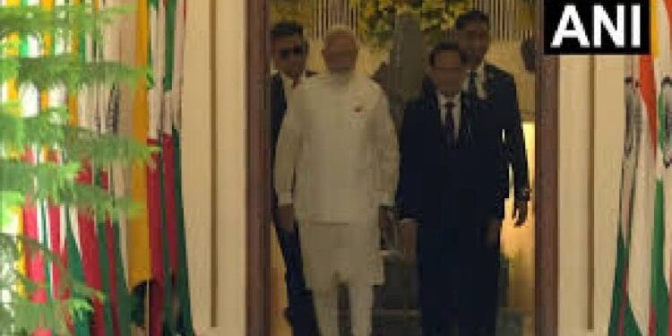 जिसे पागलों की तरह डरा रहा चीन, वो अचानक मोदी से मिलने आया!