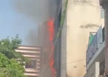 लपटों से घिरी इमारत, छत से छलांग लगाते लोग… दिल्ली अग्निकांड के दिल दहला देने वाले 6 VIDEOS