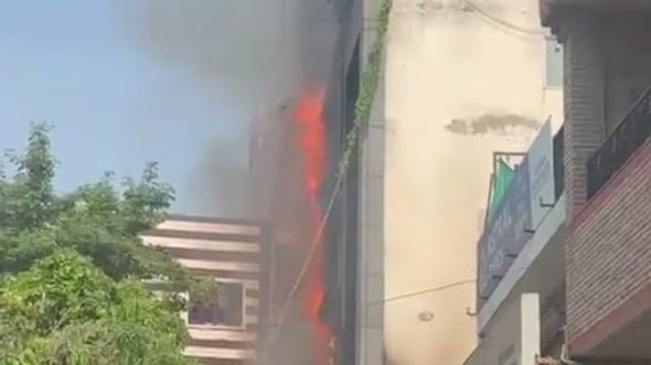 लपटों से घिरी इमारत, छत से छलांग लगाते लोग… दिल्ली अग्निकांड के दिल दहला देने वाले 6 VIDEOS