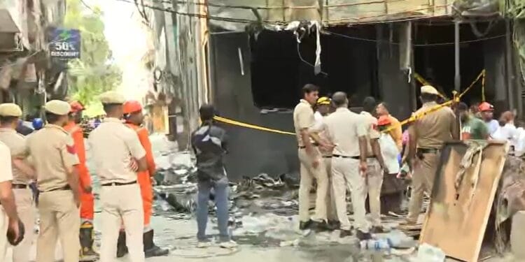 हौज रानी आग हादसे में लोगों को बचाते हुए दिल्ली पुलिस के 10 जवान घायल, AIIMS ट्रॉमा सेंटर में भर्ती