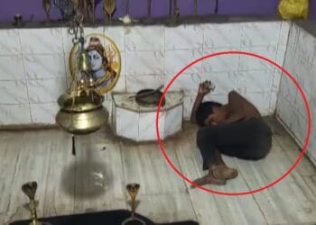 दरार से मंदिर में घुसा चोर, बाहर निकलने का नहीं मिला रास्ता… रातभर अंदर ही फंसा रहा- VIDEO