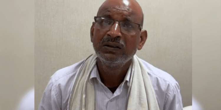 ‘मैं जिंदा हूं साहब…’, लेकिन सरकारी सिस्टम मानने को तैयार नहीं, पवन कुमार की दर्दभरी कहानी