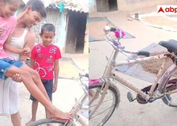 बेटी है तो बरकत है! नई साइकिल पर लगवाई पैरों की छाप, गांव का वीडियो जीत रहा यूजर्स का दिल 