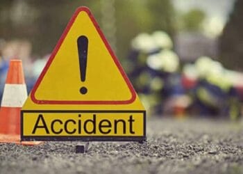 नैनीताल में सड़क हादसा, 22 यात्रियों से भरा टेंपो ट्रैवलर खाई में गिरा, 2 की मौत