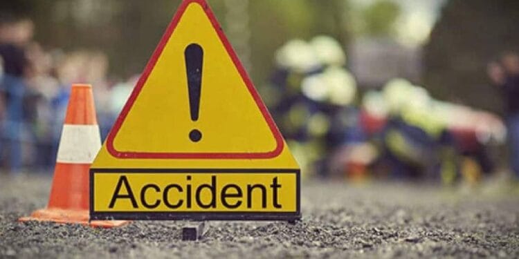 नैनीताल में सड़क हादसा, 22 यात्रियों से भरा टेंपो ट्रैवलर खाई में गिरा, 2 की मौत
