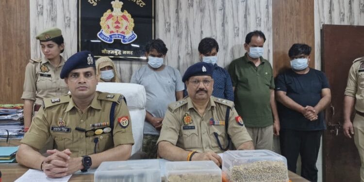 पहले नकली सोने का लालच, फिर ज्वैलरी लेकर फरार… ग्रेटर नोएडा में परिवार समेत 5 शातिर गिरफ्तार