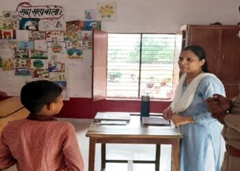 ‘मैडम पढ़ाती नहीं, फोन चलाती हैं…’, कानपुर में 7वीं का छात्र शिकायत लेकर पहुंचा पुलिस अंकल के पास