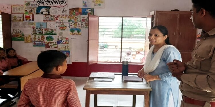 ‘मैडम पढ़ाती नहीं, फोन चलाती हैं…’, कानपुर में 7वीं का छात्र शिकायत लेकर पहुंचा पुलिस अंकल के पास