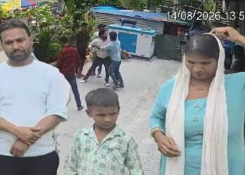गोद में मासूम, मां पर बरसाईं चप्पलें… फिर 20 हजार में सौदा करने पहुंचे दबंग, जानें पूरा मामला