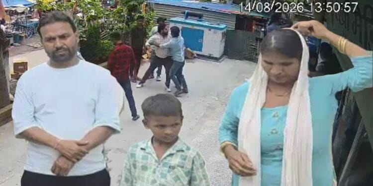 गोद में मासूम, मां पर बरसाईं चप्पलें… फिर 20 हजार में सौदा करने पहुंचे दबंग, जानें पूरा मामला